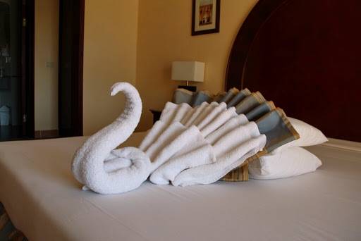 Как красиво сложить полотенце в гостинице на кровати